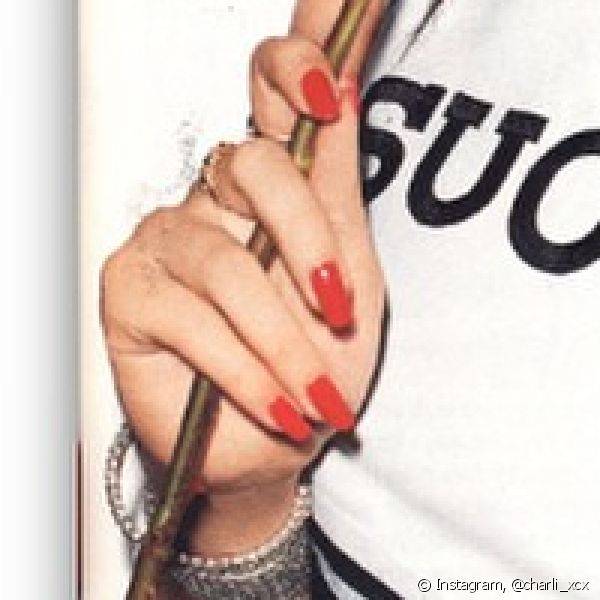 Para a edição de Dezembro, da Rolling Stone, Charli fez um ensaio polêmico no qual apareceu com a pontinha dos dedos vermelha